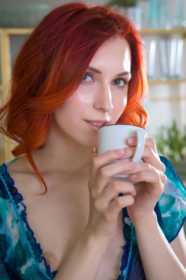 18P Die blasse Rothaarige Elin Dane zieht sich nach einer Tasse Tee in der Küche nackt aus