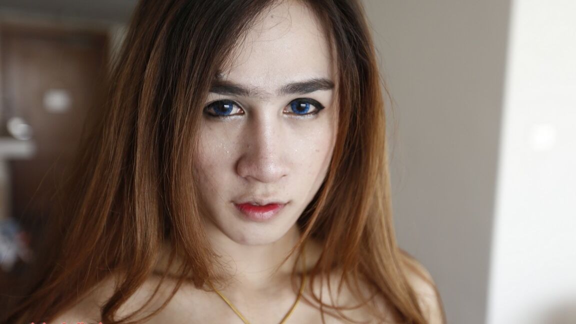 12P Ladyboy tailandesa tetona de 20 años se desnuda provocando a un turista blanco