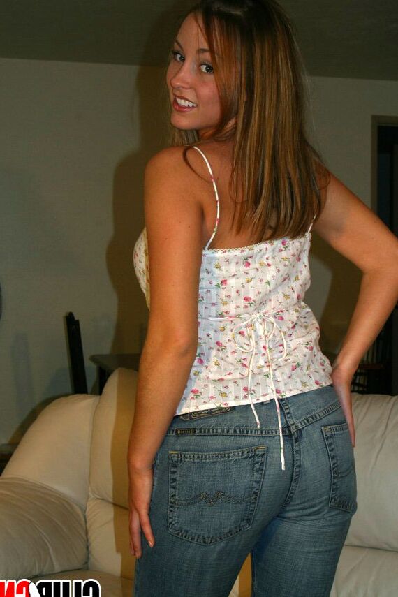12P Mandy entspannt sich auf der Couch in einem süßen Blumentop und engen Jeans