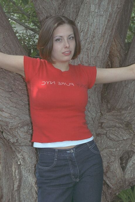 16P La amateur Amanda posa al aire libre con sus impresionantes bragas blancas