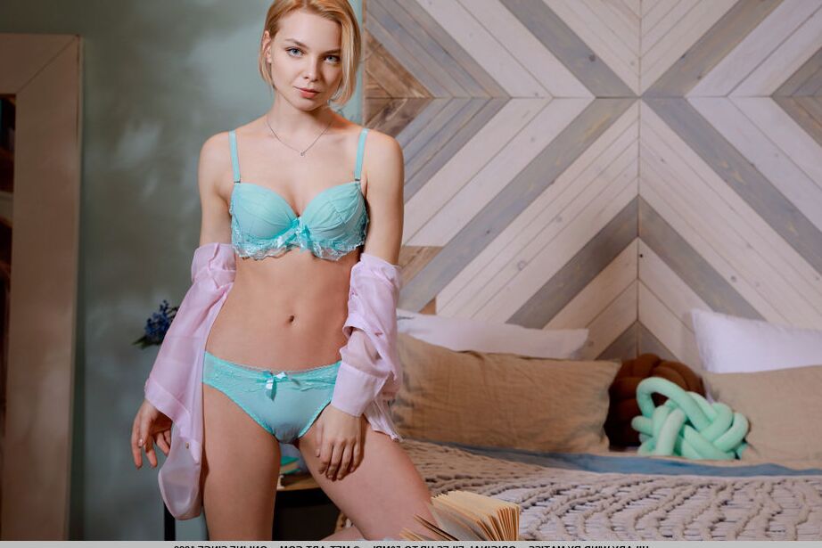18P La joven rubia fresa Hilary Wind se desnuda para posar desnuda en su cama