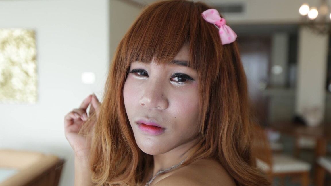 12P Ladyboy tailandês travesso de 19 anos chupa turista e lambe sua gozada