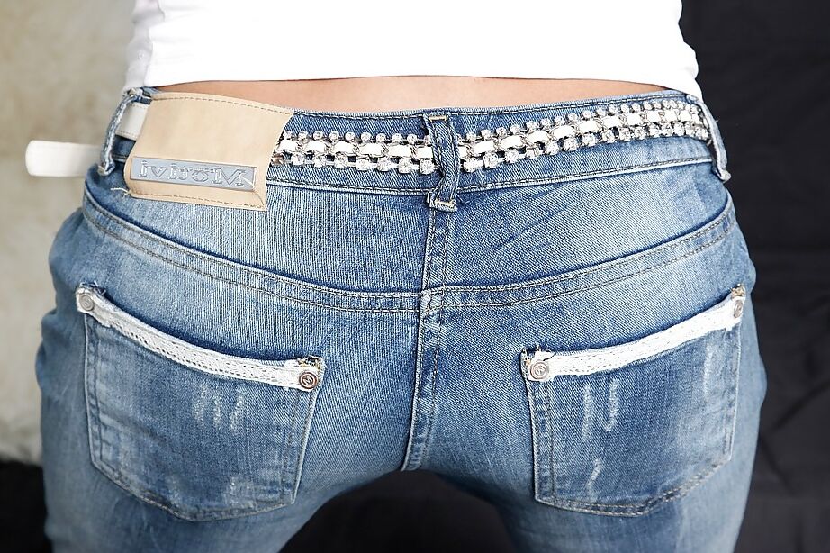 16P Linda jovencita de tetas pequeñas se quita los jeans y se masturba con juguetes