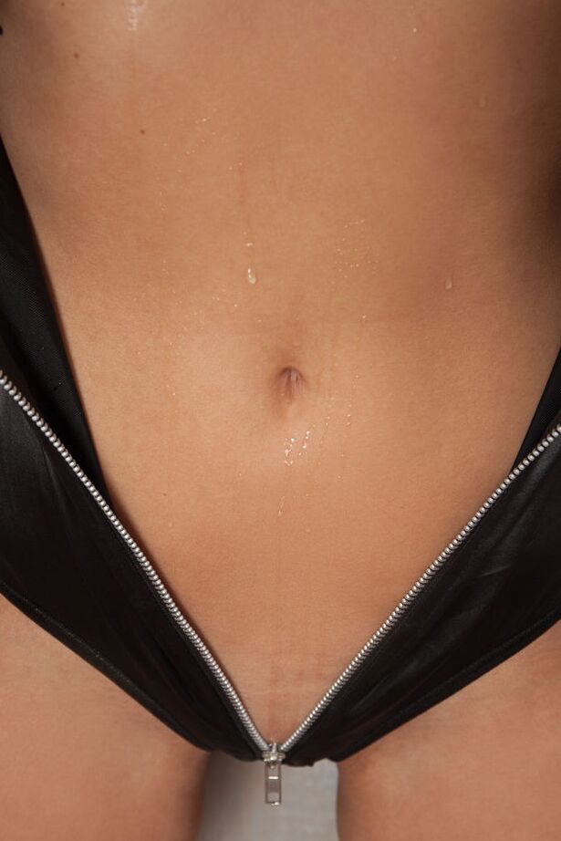 16P A adolescente sexy Nora brinca com sua buceta sem pelos enquanto fica totalmente nua
