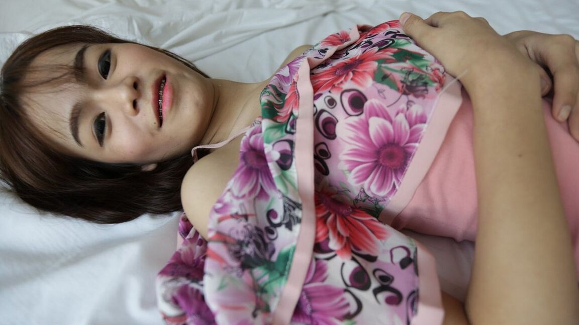 12P Ladyboy tailandesa de 19 años con tetas pequeñas le hace una mamada caliente a un turista blanco