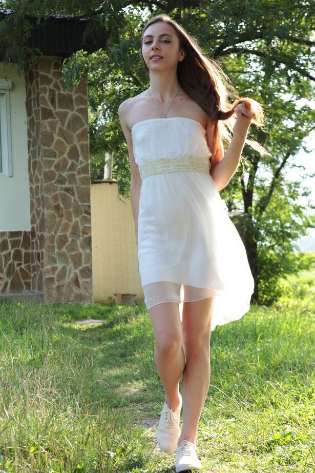18P La hermosa joven Valery Leche se quita el vestido para modelar totalmente desnuda