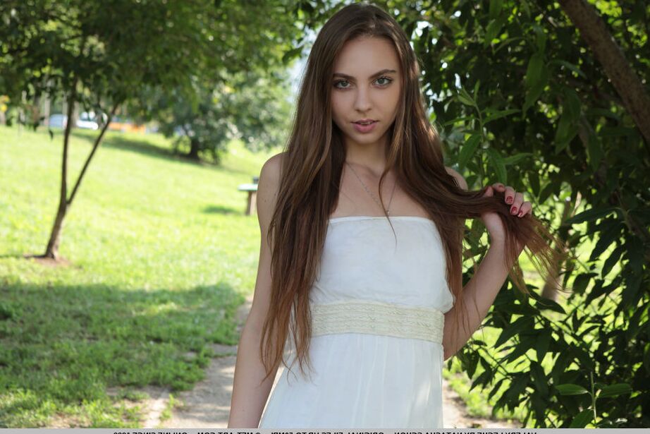 18P La hermosa joven Valery Leche se quita el vestido para modelar totalmente desnuda