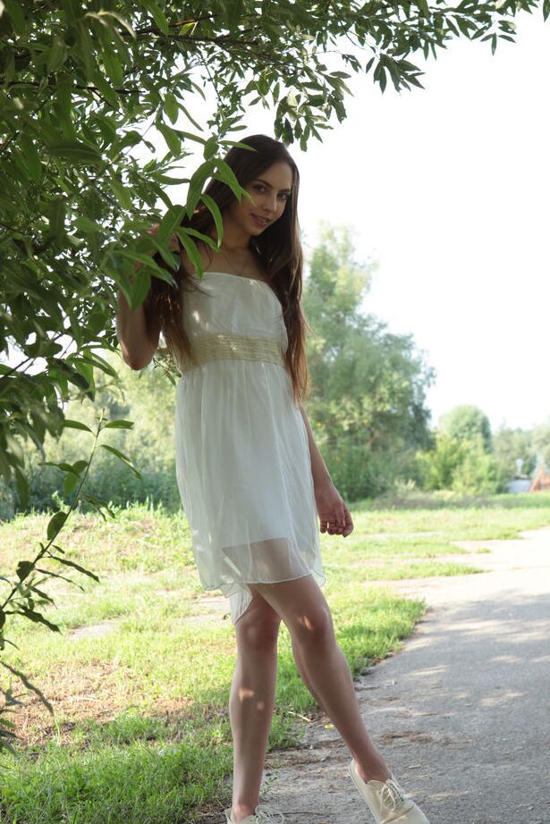 18P La hermosa joven Valery Leche se quita el vestido para modelar totalmente desnuda