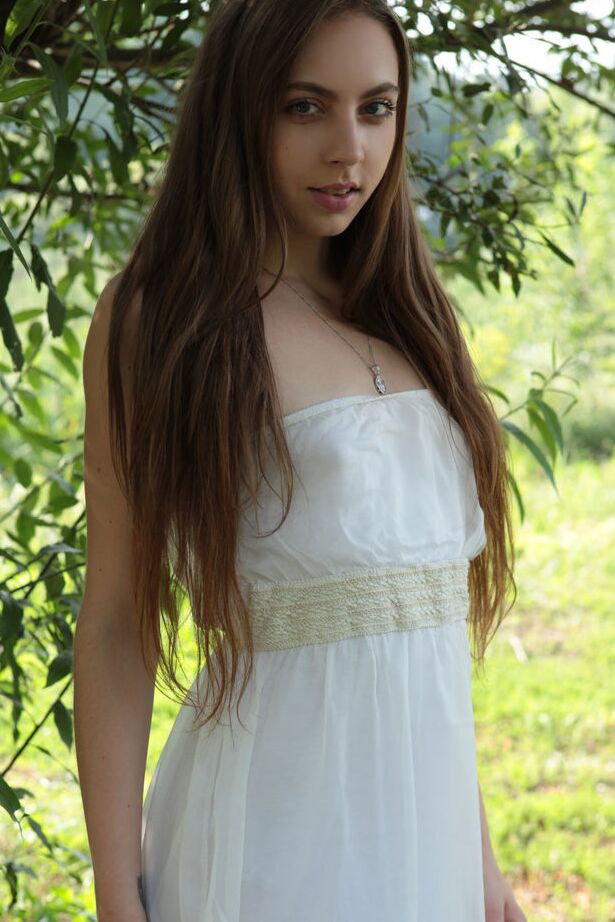 18P La hermosa joven Valery Leche se quita el vestido para modelar totalmente desnuda
