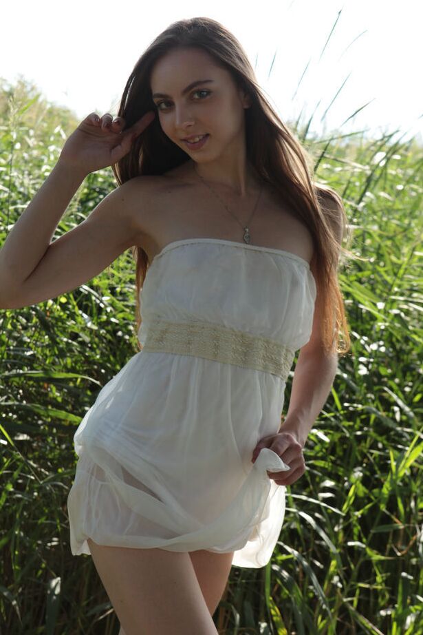 18P La hermosa joven Valery Leche se quita el vestido para modelar totalmente desnuda