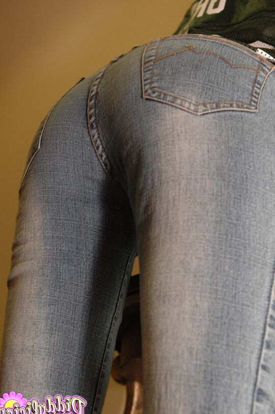 12P A adolescente magra Diddylicious descasca jeans para ser uma provocadora safada com seus peitos minúsculos