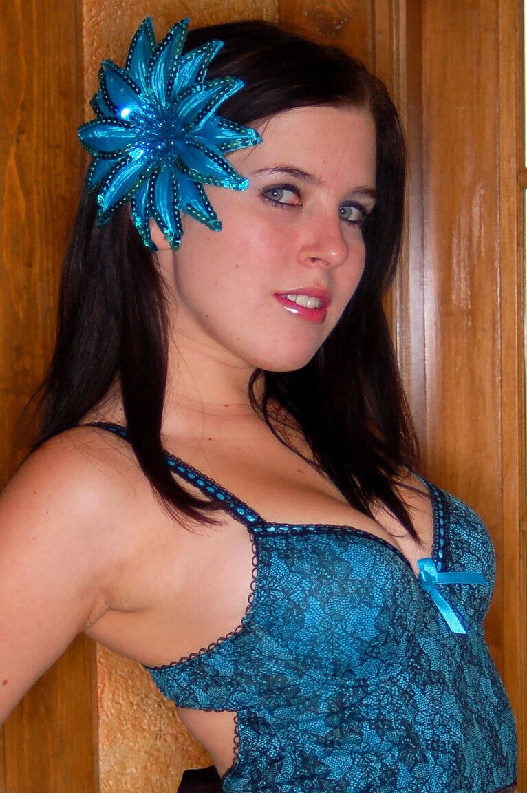 16P Jasmine wird in einem kleinen spanischen Outfit flirtend
