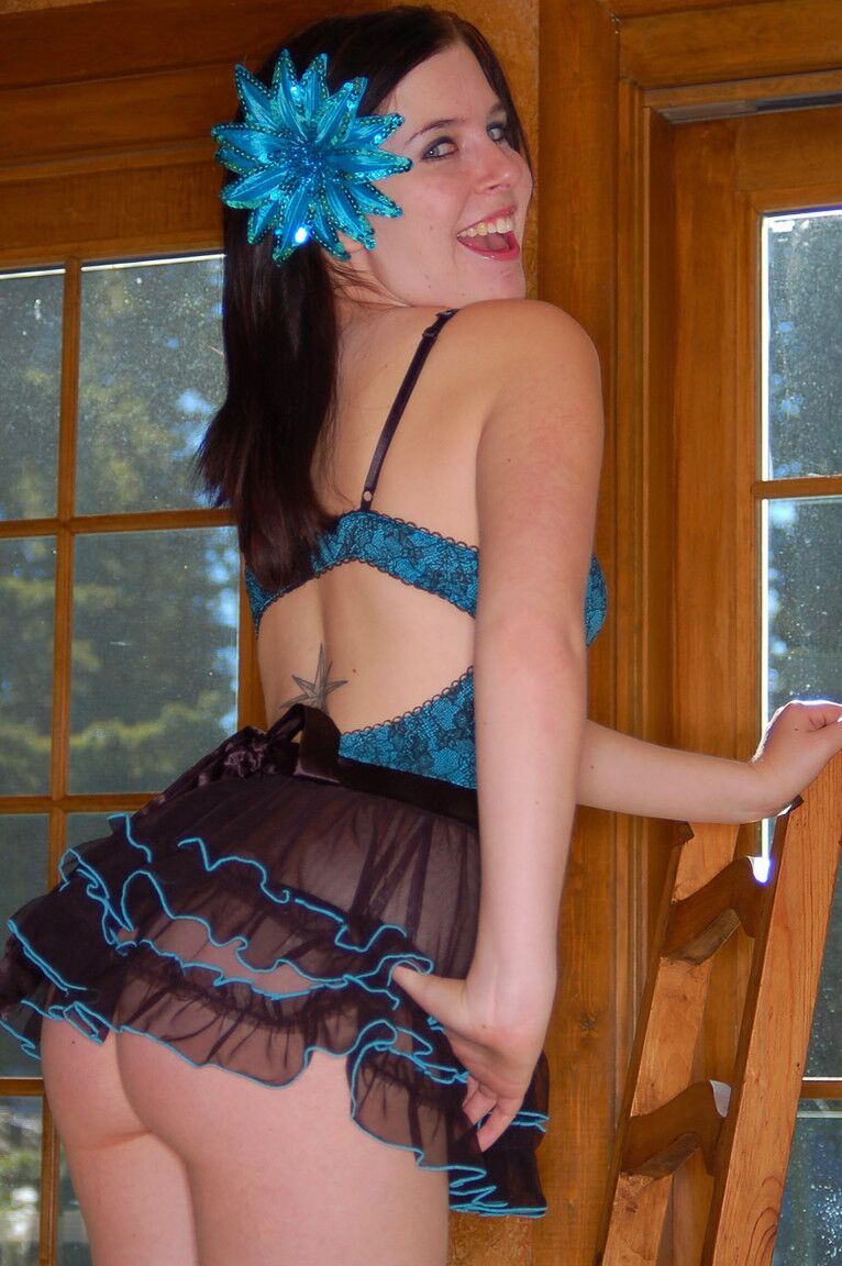 16P Jasmine wird in einem kleinen spanischen Outfit flirtend