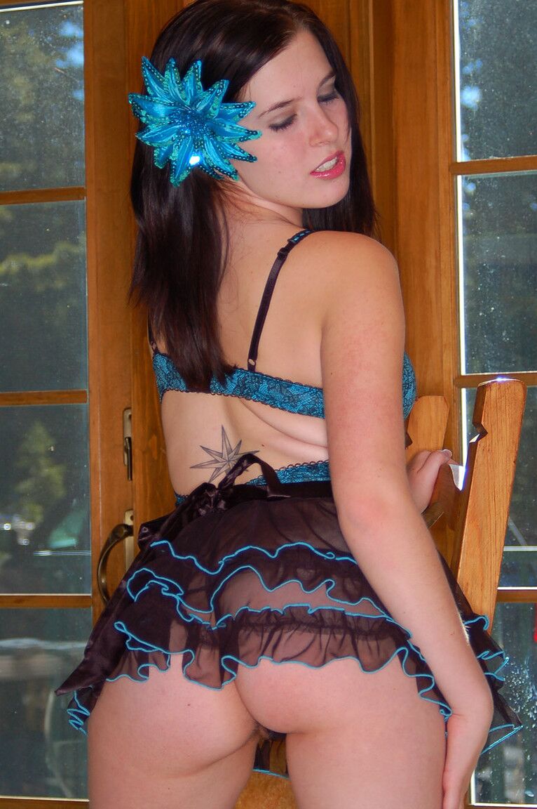 16P Jasmine wird in einem kleinen spanischen Outfit flirtend