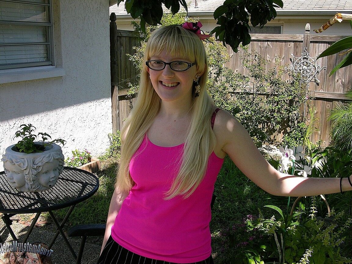 16P La joven rubia nerd Krystal muestra su manguito recortado por primera vez