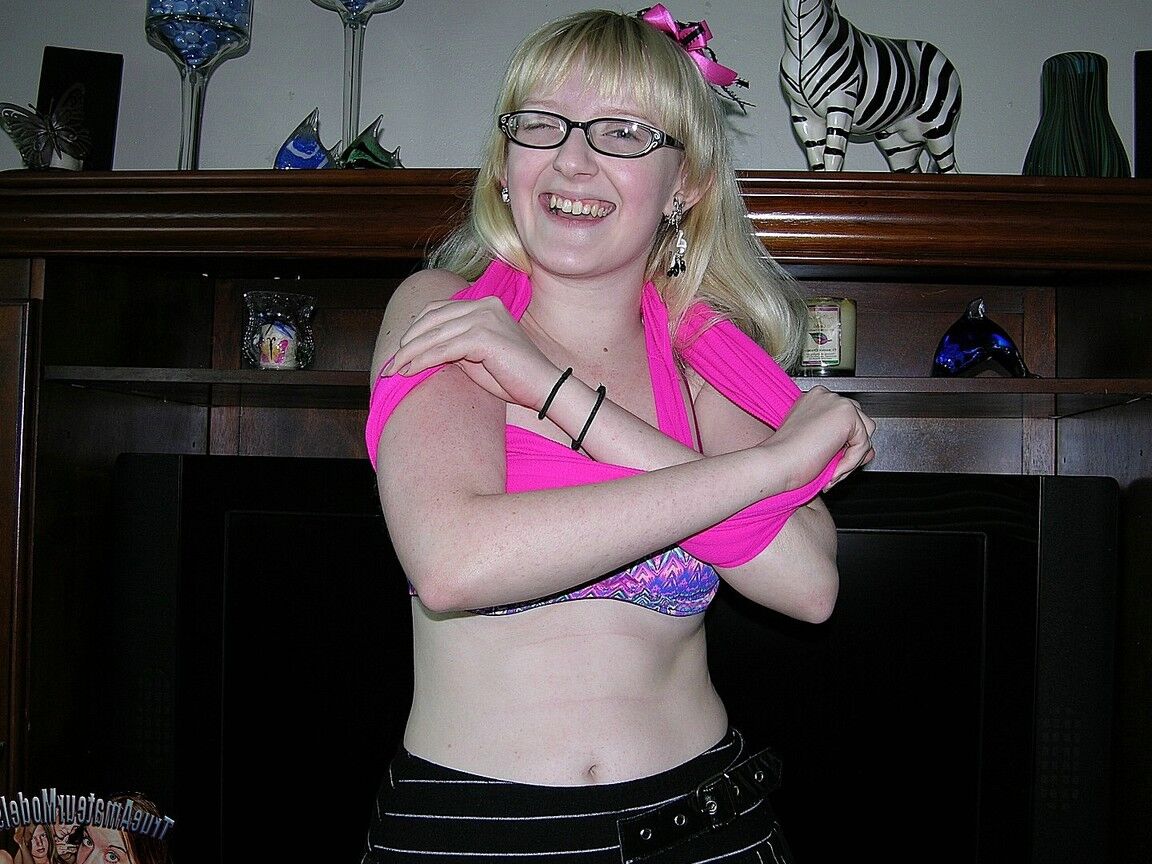 16P La joven rubia nerd Krystal muestra su manguito recortado por primera vez