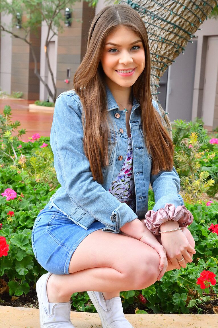 15P La hermosa adolescente Winter se pone los tacones después de jugar con su manguito recortado