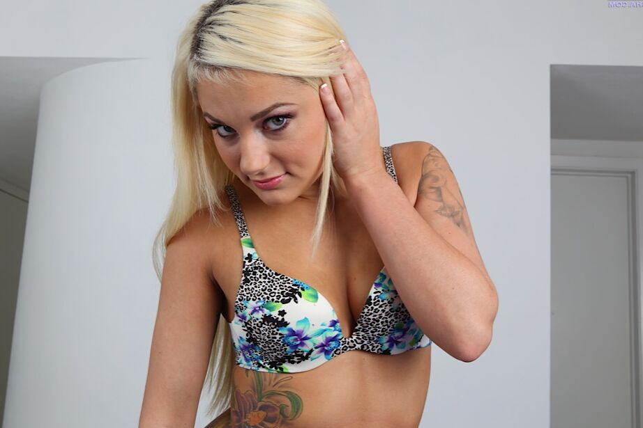 16P Sugar amadora tatuada Charli Shiin se despindo e esfregando o clitóris