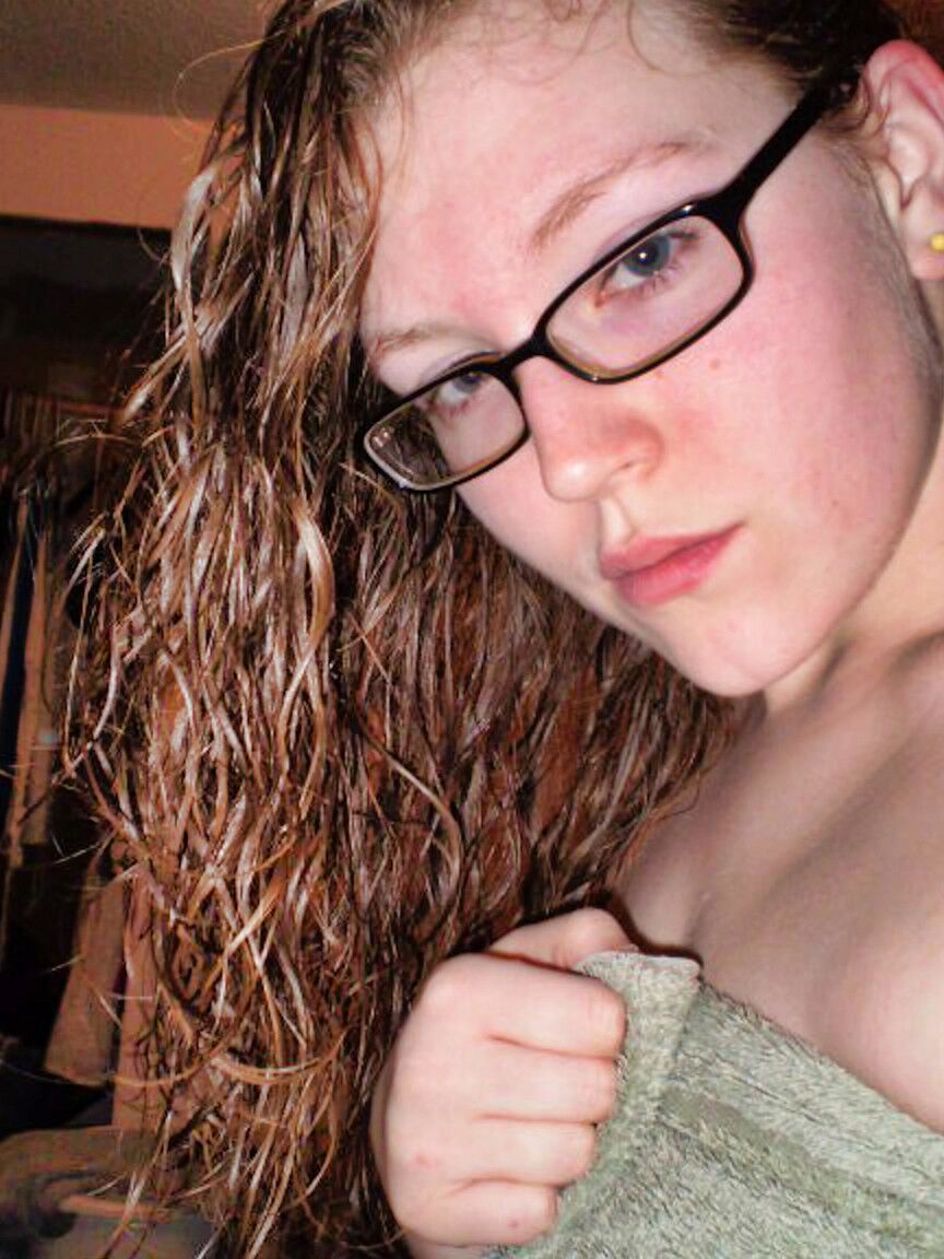 12P A adolescente amadora Sienna D fica totalmente nua enquanto tira selfies