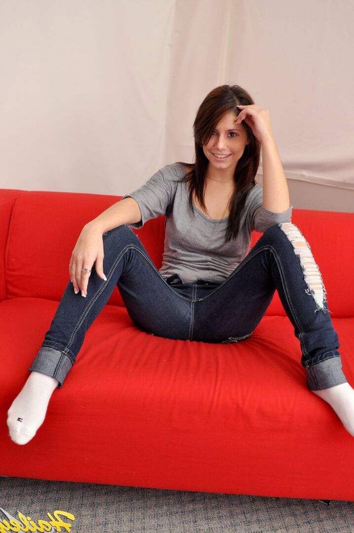 12P La jeune amateur Hailey enlève son jean moulant et montre son joli butin.