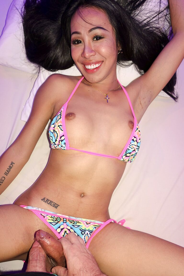 17P Schönes, charmantes Shemale-Quiz zieht den Bikini für einen Anal-Creampie ohne Sattel aus
