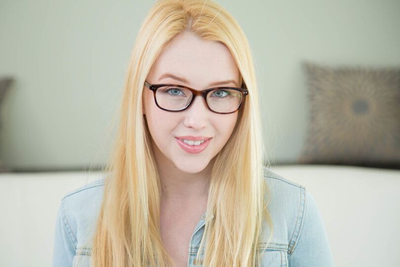 16P Крошка с крошечными сиськами Samantha Rone показывает себя в своих сексуальных очках