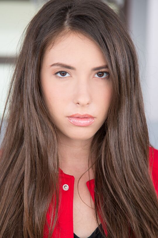 16P A bela estrela pornográfica adolescente Casey Calvert tira a jaqueta da escola para posar nua