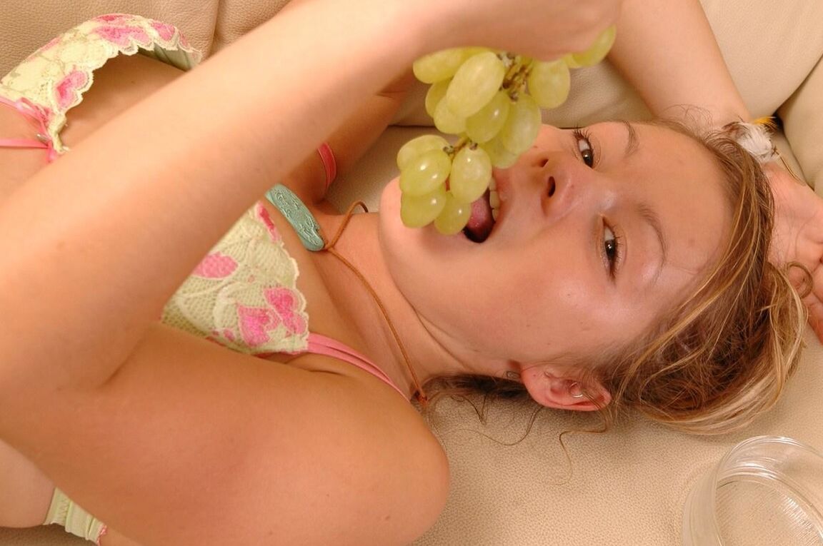15P Emily 18 Doce Emily comendo topless
