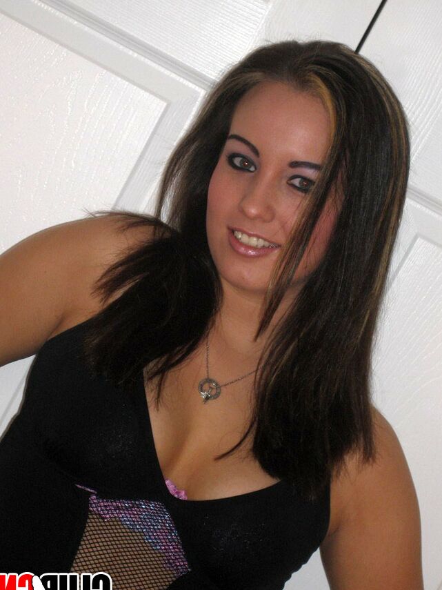 12P Ashley enlève sa chemise pour montrer son joli soutien-gorge en dentelle