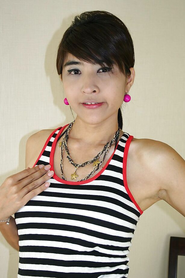 16P Jovem travesti asiática Aoi nos mostrando seu pau peludo e peitos empinados