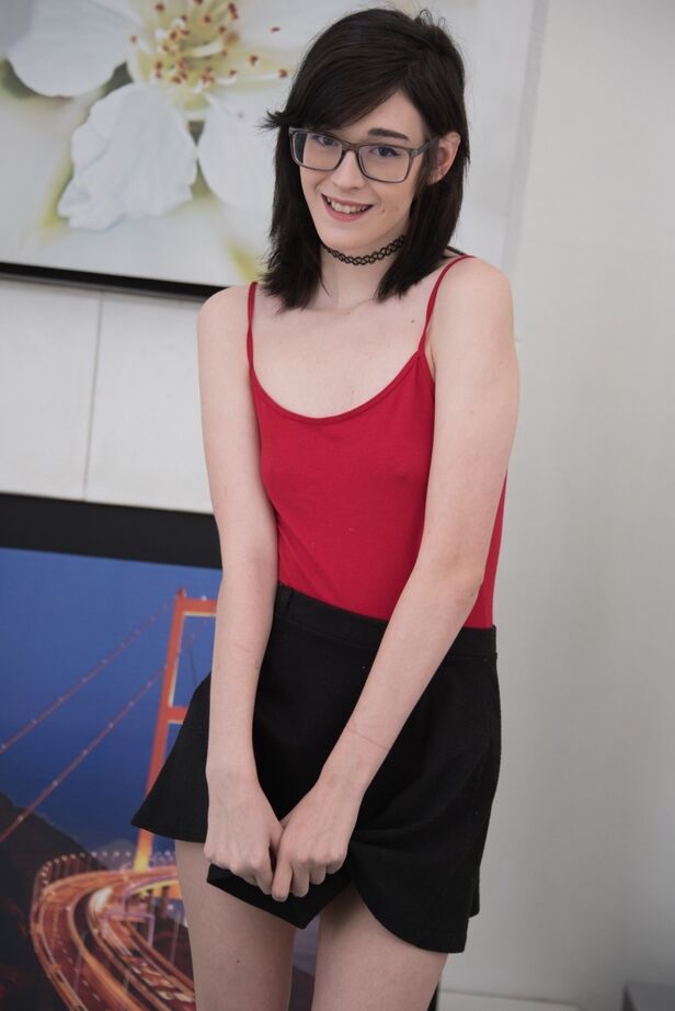 16P Hermosa jovencita con gafas estira los labios de su coño exponiendo su interior
