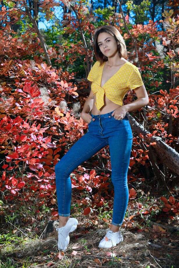 18P Dzhili takes advantage of the beautiful autumn background outdoors and flaunts