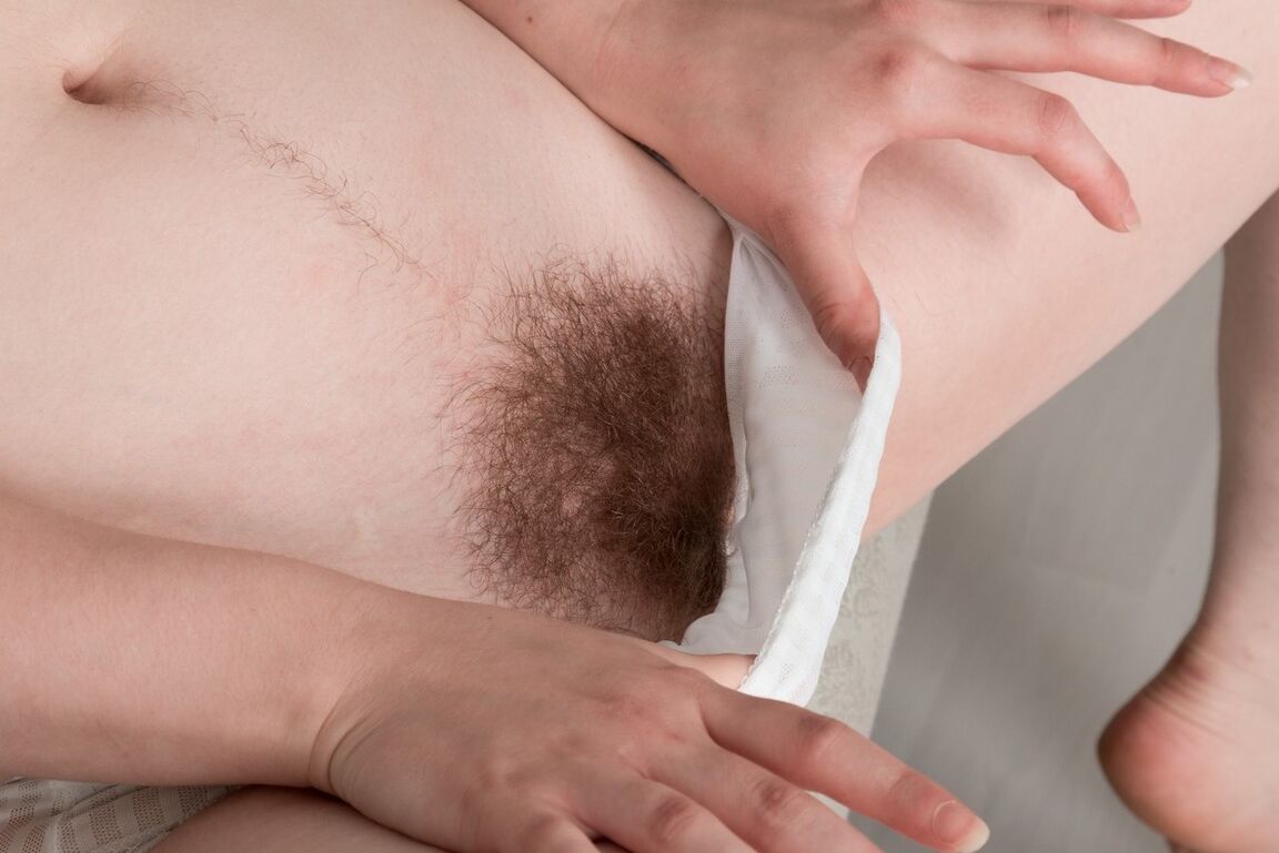 16P Jovem modelo amador abre sua vagina peluda depois de se despir