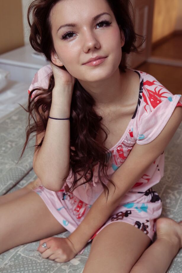 18P 引き締まったお尻をした若そうな女の子がベッドの上で全裸になる