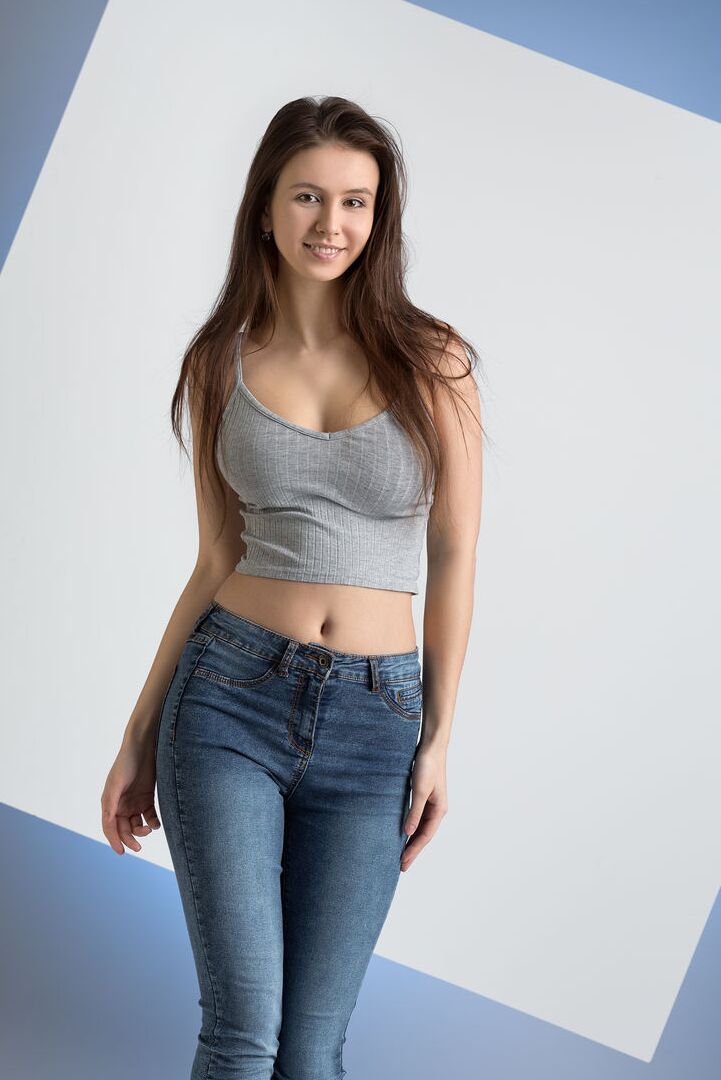 16P La linda adolescente Alisa I libera su hermoso cuerpo de una camisa abdominal y jeans azules