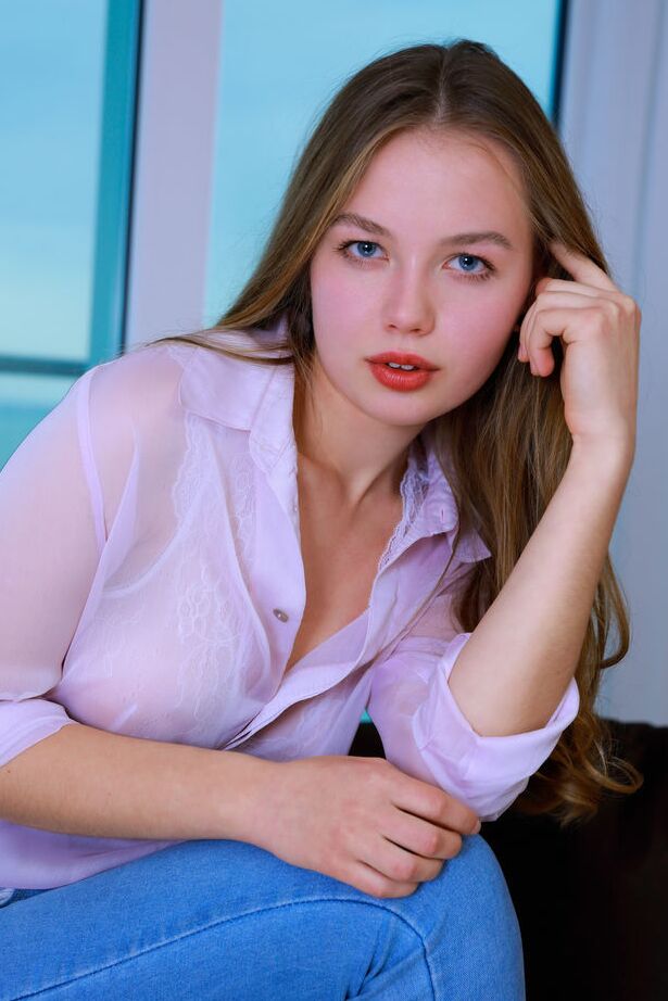 18P La modelo adolescente perfecta Camilla Stan se quita los jeans para mostrar su belleza desnuda
