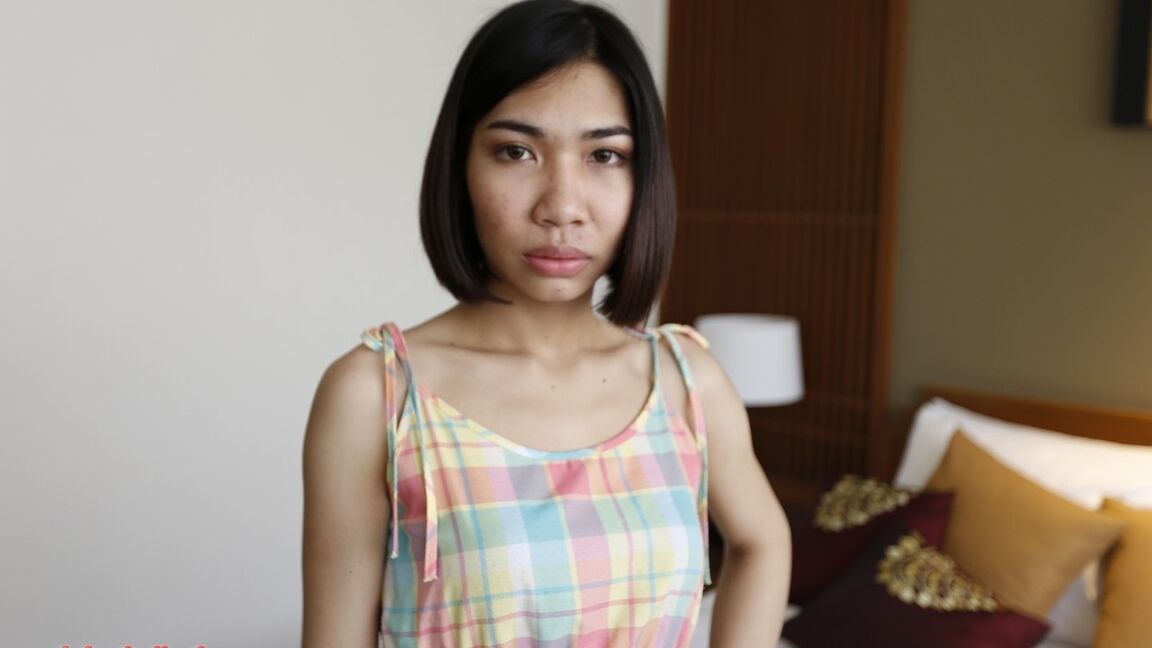 12P Transexual tailandesa de 22 años recibe un baño de semen de una gran polla de turistas blancos