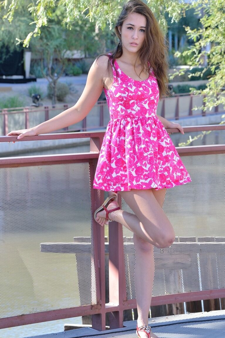 21P Höschenlose amerikanische Hottie in einem Kleid, Bailey zeigt ihre Löcher in der Öffentlichkeit