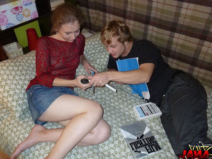 16P Une adolescente à la poitrine plate est déshabillée et baisée par son ami