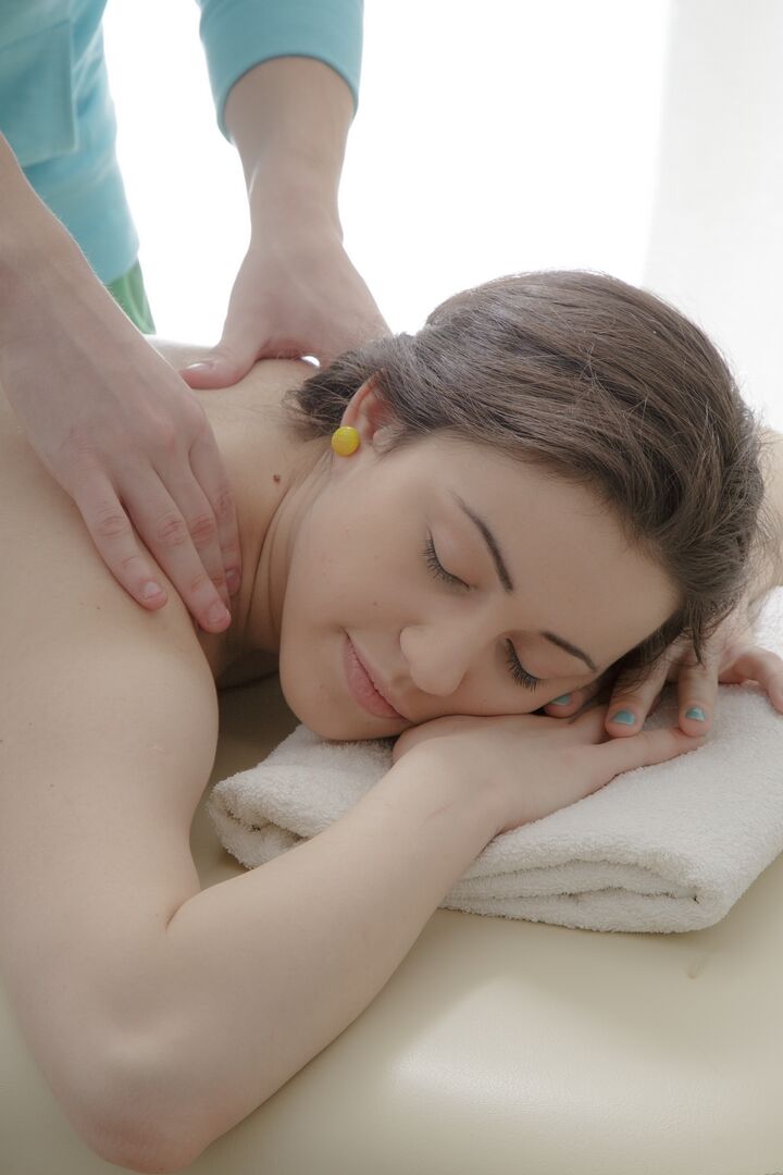 21P Teenie mit winzigen Brüsten Alina bekommt ihre Möse auf einem Massagetisch gestopft