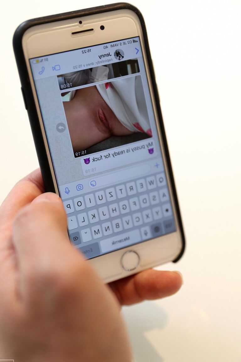 21P Die blonde Süße Jenny Wild entblößt ihre schlanke Figur und wird hart gefickt