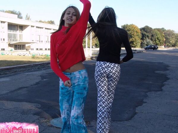 15P Jovens lésbicas loiras gostosas se divertindo exibindo seus peitinhos ao sol