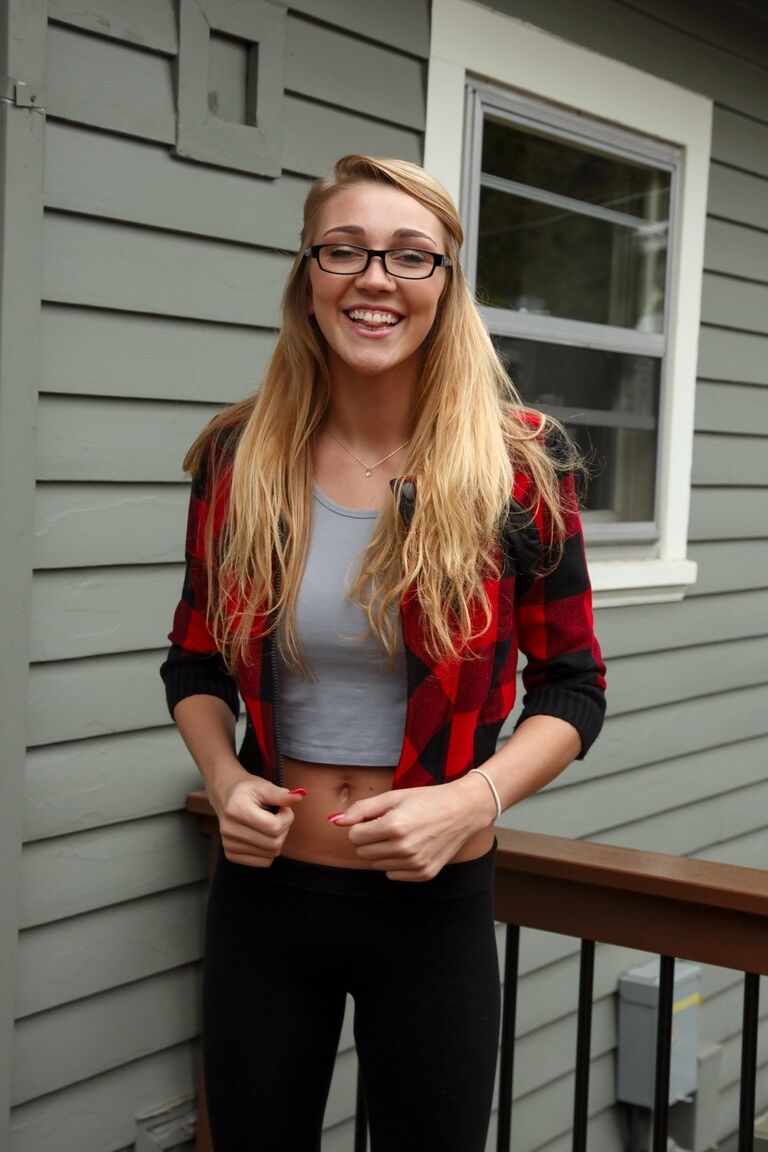 21P Blondes Schulmädchen Kendra Sunderland zeigt ihren schönen Arsch