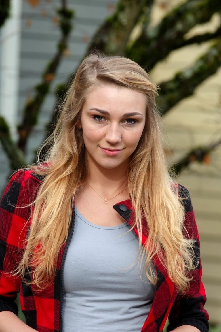 21P Blondes Schulmädchen Kendra Sunderland zeigt ihren schönen Arsch