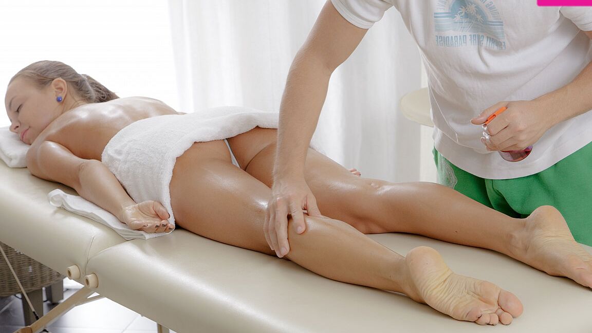 14P Une jolie adolescente se fait défoncer par son masseur après avoir cherché un massage