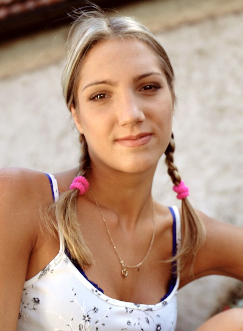 21P La joven europea rubia Katy Heart hace una mamada antes de un trío con DP