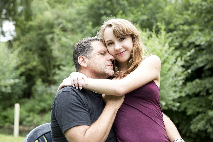 16P Une jeune beauté française fait plaisir à son sugar daddy avec du sexe PTM dans le jardin
