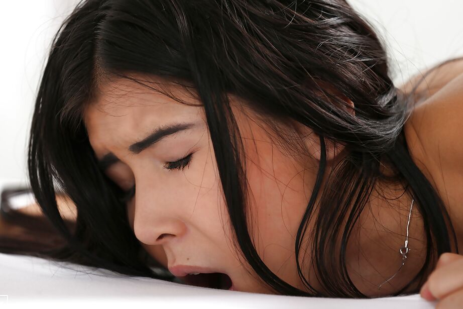 16P La adolescente de pelo oscuro Lady D recibe una corrida en su culo después de una sesión dura de 69