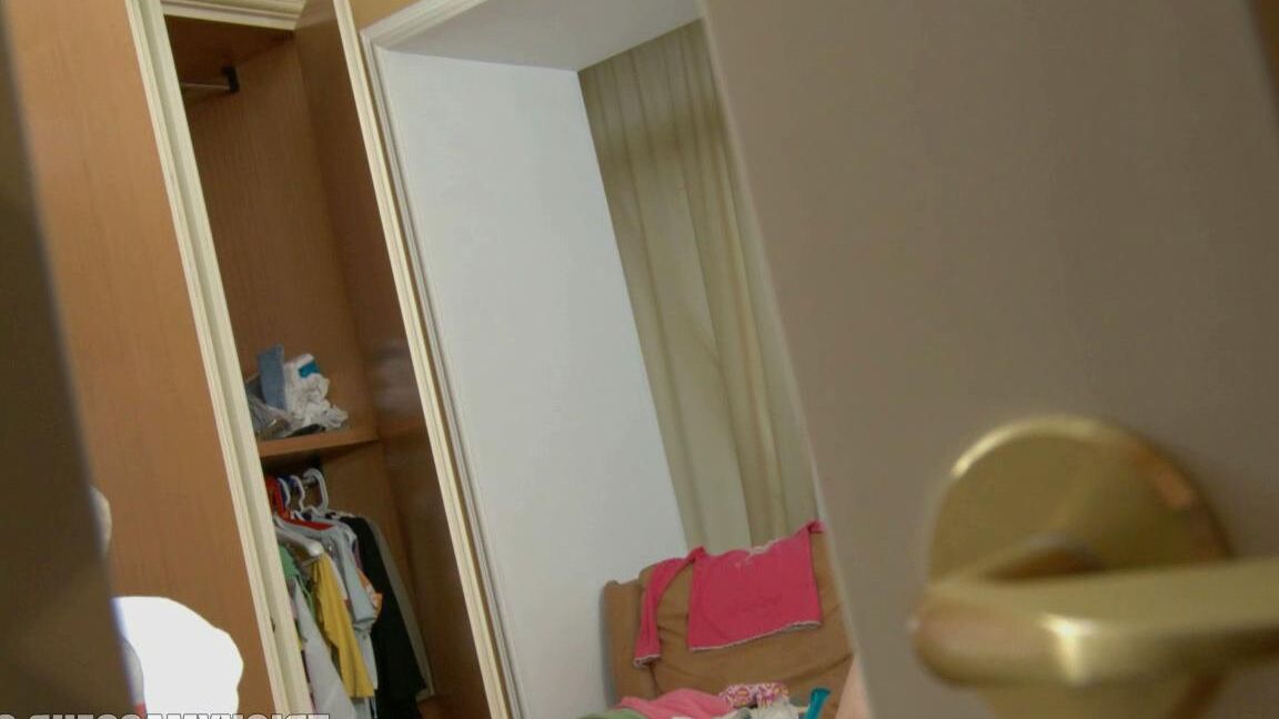 21P A adolescente magrinha Gina abre as pernas e tem sua boceta careca recheada por um massagista