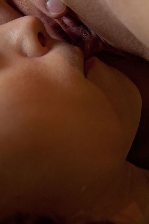 16P As lésbicas adolescentes Beata B e Viola Bailey fazem sexo em uma cama com pouca luz